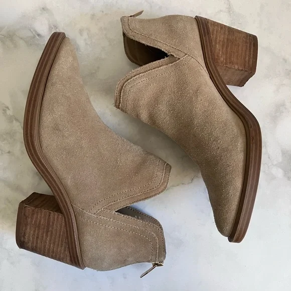 VINCE CAMUTO Reggie Tan Suede Pointed Toe Heeled Ankle Booties Size 6 - Picture 4 of 10